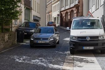Anwohner vom Verkehr auf Johannisgasse genervt - Die Johannisgasse geht von der Buchholzer Straße ab. Auf der Straße befinden sich Kita, Fitnessstudio, Büros und Wohnhäuser. Zudem führt die Johannisgasse zum Alten Stadtbad und zum Parkdeck Karlsplatz. 