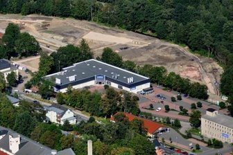 Anwohner warnt vor Enteignung -
<p class="artikelinhalt">Hinter der Freifläche für den künftigen Park der Generationen fließt die Göltzsch, an der ein Grünstreifen entsteht, der sich rechts außerhalb des Fotos fortsetzt. Ob er jedoch nur der Umsetzung des Wassergesetzes dient, daran hegen Grundeigentümer Zweifel. Es gibt Gesprächsbedarf. </p>