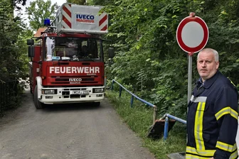 Anwohner wegen Brückenbaus in Steinpleis besorgt: Werdauer Feuerwehr testet einzige Zufahrt in Siedlung - Wegen des Ersatzneubaus der Brücke Alter Schulweg in Steinpleis kommt es zur Vollsperrung. Deshalb steht im Ernstfall der Feuerwehr nur eine Zufahrt in die Siedlung zur Verfügung. Gemeindewehrleiter Henning Tröger atmet auf. Die Fahrzeuge der Wehr samt Drehleiter passen durch die engen Anliegerstraßen.