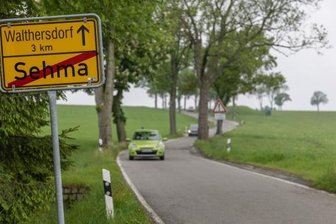 Anwohner wehren sich gegen Straßenausbau vor ihren Türen - Sie ist seit Jahren ein Zankapfel: die Straße zwischen Sehma und Walthersdorf. Der geplante Ausbau seitens des Landkreises - vor allem innerorts - sorgt für heftige Kritik der Anwohner in Sehma.