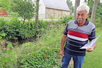 Anwohner: Wir leben in einem U-Boot - Peter Butter auf seinem Grundstück direkt neben der Bobritzsch in Niederbobritzsch. 