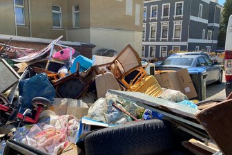 Anwohner wütend über Auerbacher Müll-Haus: „Das zieht das ganze Viertel runter“ - Ausrangierter Hausrat, Altreifen und Müll türmt sich an der Ecke Friedrich-Ebert-Straße/Goethestraße.
