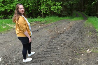 Anwohnerin beschwert sich über zerfahrene Waldwege in Dorfchemnitz: Das sagt der Forstbezirkschef - Anne-Marie Wolf ärgert sich über zerwühlte Waldwege im Wolfsgrund bei Dorfchemnitz.