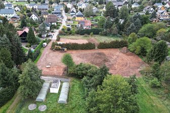 Anwohnern im Erzgebirge stinkt ihre Kläranlage - Substanz und Technik der 2006 gebauten Abwasserkläranlage in Seiferdorf - sie ist im Vordergrund zu sehen - weisen erhebliche Mängel auf. Die neue, die ab dem kommenden Jahr errichtet werden soll, rückt nach den Planungen des Zweckverbandes etwas näher an das Wohngebiet heran.
