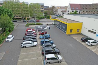 Anwohnerparken am Zwickauer Netto: Warum keine Schilder aufs neue Angebot hinweisen - Wer nicht weiß, dass es Anwohner-Plätze auf dem Netto-Parkplatz in Zwickau gibt, findet vor Ort kaum Hinweise.