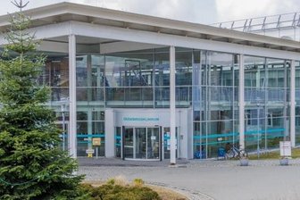 Anzahl der Covid-19-Patienten in Kliniken stark gestiegen - Das Erzgebirgsklinikum Annaberg ist wie alle Kliniken im Landkreis von coronabedingtem Personalausfall betroffen. 