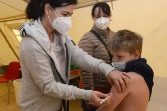 Anzahl der Impfungen in Eich sinkt stetig - Alltag an den Samstagen im Eicher Impfzentrum. Kinderärztin Nicole Spitzner vom Medizinischen Versorgungszentrum Obergöltzsch impft Felix Poliwoda aus Zwickau mit Biontech. Mutter Kristina hält dabei die Hand ihres achtjährigen Sohnes. 