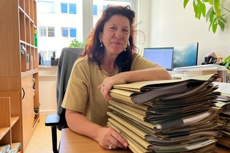 Anzahl der Insolvenzen in Chemnitz und Umgebung steigt rapide: Warum trifft es vermehrt mittlere und große Unternehmen? - Birgit Feuring ist Richterin in der Insolvenzabteilung am Amtsgericht Chemnitz. Der Aktenstapel vor ihr beinhaltet die Insolvenzverfahren, die an einem Tag über ihren Tisch gehen.