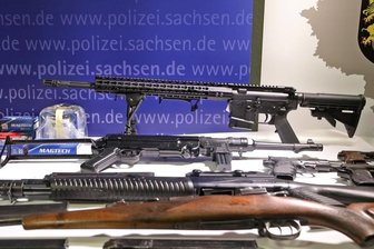 Anzahl der Schusswaffen in Westsachsen nimmt weiter zu - Ende 2021 hob die Polizei eine illegale Waffenschmiede aus. Diese Waffen im Foto aber besaß der Mann völlig legal. 