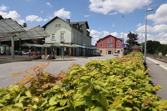 Anzahl der Straftaten in Schwarzenberg 2025 gestiegen: Was hinter den Zahlen steckt - Der Bahnhof und die Bahnhofstraße in Schwarzenberg werden seit Jahresbeginn von Polizei und Sicherheitsdienst verstärkt kontrolliert.