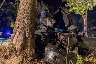 Anzahl der Verkehrstoten in Sachsen im ersten Halbjahr fast verdoppelt - Schon wieder ein tödlicher Verkehrsunfall im Raum Osterzgebirge/Mittelsachsen: In diesem Golf starb am vergangenen Sonntag ein 59-Jähriger auf der Staatsstraße zwischen Grillenburg und Freiberg. 