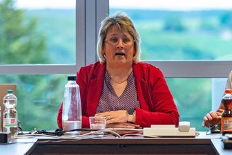 Anzeige angekündigt: Bürgermeisterin im Erzgebirge will gegen verbale Ausfälle vorgehen - Bürgermeisterin Elke Schmieder wurde beleidigt. Gegen die Schmähung geht sie vor.