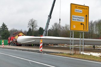 Anzeige und Klage: Windrad-Transport von Freiberg nach Kleinschirma erhitzt die Gemüter - An der B 101 sind in Höhe des Freiberger Brauhauses riesige Rotorblätter für den Windpark Kleinschirma zwischengelagert worden.