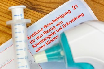 AOK: Kinderkrankentage nehmen immer noch meistens Frauen - Gesetzlich versicherte Eltern können Krankengeld beantragen, wenn ein Kind unter zwölf Jahren krank ist und sie deshalb nicht zur Arbeit gehen. (Symbolbild)