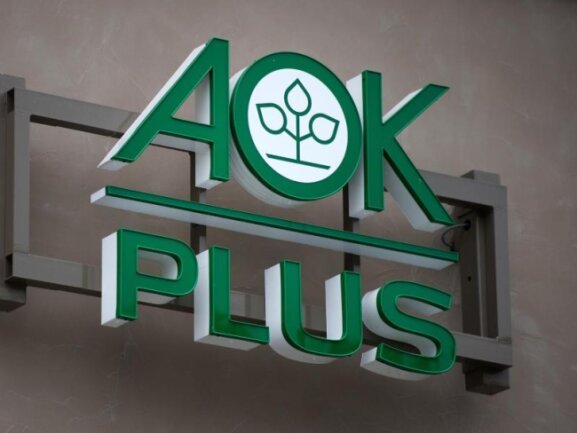 Die AOK Plus erhöht ab Januar die Beiträge.