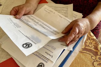 AOK streicht kranker Frau im Erzgebirge die Nachbarschaftshilfe – zu Recht? - Arztbericht, Medikamentenplan, Pflegekostenrechnung und Ablehnungsschreiben – eine Schwarzenbergerin fühlt sich von all dem regelrecht überrollt.