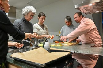 Apfel verbindet: Warum gemeinsames Kochen zur Kulturhauptstadt Chemnitz gehört - Kuturhauptstadt im Kleinen: Gemeinsam wird in einem Kurs an der Volkshochschule mit Äpfeln gekocht.
