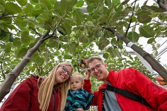 Apfelbäume für frischgebackene Eltern in Limbach-Oberfrohna: Wohin mit dem ungewöhnlichen Geschenk? - Chantal und Tobias Uhlemann freuten sich gemeinsam mit ihrem einjährigen Sohn Leonas über ihren Apfelbaum. Die Familie hatte klare Vorstellungen, welche Sorte für sie in Frage kam. Gartenerfahrungen haben sie bisher jedoch noch nicht.