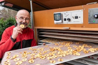Apfelbetrieb setzt auf Trockenobst - Mario Rogos von den "Apfelkrachern" in Topfseifersdorf an der neuen Trocknungsanlage. Teils mehrere Tage dauert es, das Obst zu trocknen. 