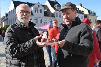 Apfelernte im Erzgebirge fast ein Totalausfall - Äpfel gibt es in diesem Jahr sehr wenige aus der Region – im Bild Matthias Scheffler vom Landschaftspflegeverband (li.) und Pomologe Kai Geringswald (r.).