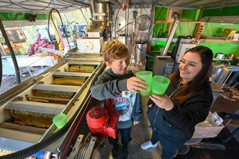 Apfelernte: Mostereien im Dauereinsatz - Hartmannsdorf die Mosterei von Klaus Köhler Chemnitzer Straße 42. Foto links Marius Köhler und rechts Marie Köhler beim kosten der Säfte. Foto: Andreas Seidel , bei Veröffentlichung honorarpflichtig