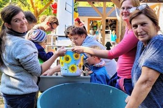 Apfelsaft für den Kindergarten - "Die Guten ins Töpfchen, die schlechten in die grüne Tonne." Franziska Seidel, Anne Geißler und Romy Seidel sortieren mit Unterstützung von Eltern und Kindern die Äpfel.