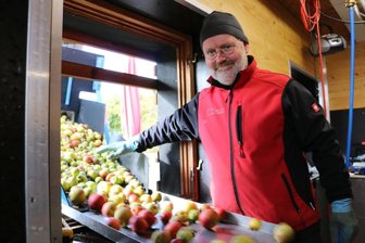 Apfelschwemme bringt Mosterei der Pfarrersfamilie an die Kapazitätsgrenze -
