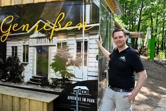 Apotheke im Park in Hainichen: Imbiss hat neue Speisen und neue Preise - Norbert Hohmann öffnet den Imbiss der Apotheke im Park im Stadtpark Hainichen ab dem 1. Mai wieder täglich: Montag bis Samstag von 14 bis 20 Uhr, Sonntag von 11 bis 20 Uhr.