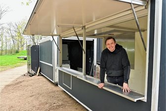 "Apotheke im Park": So startet der beliebte Imbiss in Hainichen in die neue Saison - Norbert Hohmann hat für die "Apotheke im Park" in Hainichen neue Gastronomie-Container aufgestellt. Die müssen noch ausgebaut werden. Saisonstart soll nun am 7. Mai sein. 
