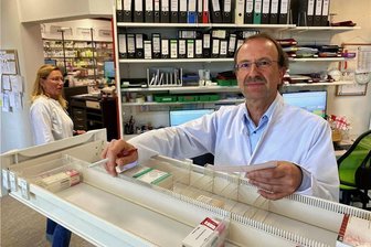 Apotheken demonstrieren Geschlossenheit: Auch den Häusern in Reichenbach reicht‘s - „Derzeit sind über 300 Medikamente nicht lieferbar.“ Ulrich Stahn steht in der Sonnenapotheke Reichenbach voll hinter dem Protest. „Als es keinen Fiebersaft gab, haben wir tagelang selber hergestellt. Zeit, die woanders fehlte.“