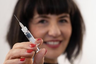 Apotheken dürfen mehr Leistungen anbieten: Hilft ihnen das beim Überleben? - Uta Siling, Inhaberin der Rats-Apotheke in Mittweida, impft schon lange gegen Grippe.