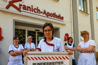 Apotheken-Proteste: Warum Frau Weisgerber die Hutschnur platzte - Bianca Weisgerber (Mitte) im Kreis des Teams der Apotheke Eppendorf. Matthias Schwarzt (rechts) übernahm die Apotheke Anfang der 1990er-Jahre. 