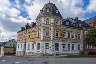 Apothekensterben im Erzgebirge: Markt-Apotheke in Elterlein schließt - In diesem markanten Eckhaus an der Schwarzenberger Straße ist die Elterleiner Markt-Apotheke zu finden. Sie schließt diese Woche.