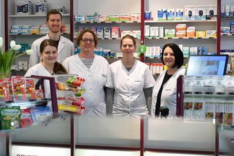Apothekensterben in Sachsen: Penig trotzt dem Trend - Das Team der Brücken-Apotheke (von links): Anna Arnold, Lars Gluthmann, Filialleiterin Antje Höser, Kristin Skunde und Sandy Rose.