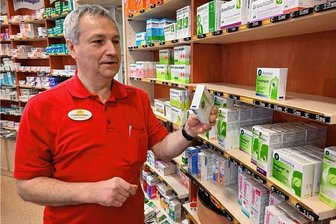 Apotheker aus Burgstädt: Hilfeschrei an Lauterbach - Lieferengpass: Apotheker Jürgen Hoffmann zeigt in das Regal, wo die gesamte Palette vom Hustenmittel Bronchipret prall vorrätig sein sollte. 