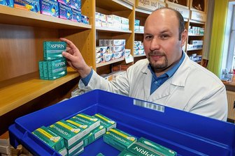 Apotheker aus dem Erzgebirge über Medikamentenmangel: "Geiz-ist-Geil-Mentalität ist in der Apotheke fehl am Platz" - Auch Schmerzmittel sind mitunter nicht lieferbar: Andreas Enger füllt in seiner Wolkensteiner Apotheke das Regal mit Restbeständen auf. 