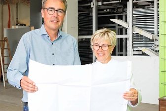 Apotheker holen Ausbauplan aus der Schublade - Volker Hoff und Andrea Oehmig auf der Baustelle der Flora-Apotheke im Fachmarktzentrum "Schwalbe". 