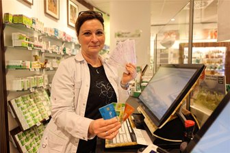 Apotheker in Westsachsen schlagen Alarm: Probleme bei der Einlösung von E-Rezepten gefährden die Versorgung - Apothekerin Daniela Hänel hat in Zwickau fast täglich mit Störungen beim Einlösen von E-Rezepten zu tun. Sie macht die nicht ausgereifte Technik verantwortlich.