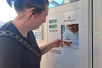 Apothekerstreik trifft auch Kunden im Raum Flöha - Melanie Berger aus Mittweida war froh, dass Sie ihr Rezept am Mittwoch an der Notdienst-Klappe der Löwen-Apotheke in Flöha bei Apotheker Jochen Förster abgeben konnte.