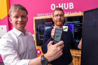 App aus Chemnitz hilft Solaranlagenbesitzern beim Sparen - Gunter Erfurt (links), Chef der Schweizer Firma Meyer Burger, und Frank Theeg, Chef des Chemnitzer Start-up authentic.network, zeigen die App, die den Kundendienst für Solaranlagen vereinfacht.