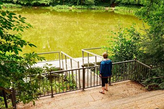 App starten, Boot fahren: Gondelteich im Crimmitschauer Sahnpark wird wieder zur Freizeitattraktion - Nun wackelt der Steg am Gondelteich nicht mehr. Dort können die Ruderboote ausgeliehen werden.