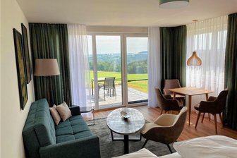 Appartements mit tollem Ausblick: „Lauschgrüner Hof“ im Vogtland jetzt auch Ferienziel - Zimmer mit Ausblick. Im hinteren Teil gibt es eine Küchenzeile sowie Bad und WC. Die Appartements sind mit Zirbelholz ausgestattet, das sorgt für ein angenehmes Raumklima.