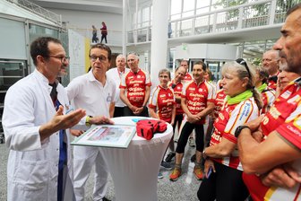 Appell für mehr Organspenden: Warum das Kreiskrankenhaus Freiberg keine Transplantationen durchführt - Oberarzt Viktor Horn und Chefarzt Dr. Henning Bagelmann (v. l.) im Gespräch mit den Tour-Teilnehmern im Kreiskrankenhaus Freiberg.