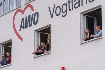 Applaus-Aktion für Gesundheitspersonal - Mitarbeiter der Geschäftsstelle der Arbeiterwohlfahrt Vogtland in Auerbach mit Beifall dem Gesundheitspersonal gedankt, das in diesen Tagen gegen den Coronavirus kämpft.