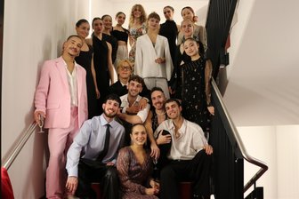 Applaus, Besucher aus Italien und Erziehungsratschläge: So lief die Party nach der „Nussknacker“-Premiere in Zwickau - Sie machen nicht nur im Kostüm eine gute Figur: Die Tänzerinnen und Tänzer der Ballettkompanie Plauen-Zwickau auf den Treppen im Gewandhaus nach der „Nussknacker“-Premiere.