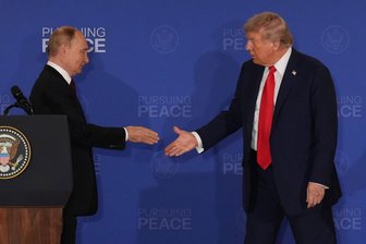Applaus für Putin, aber kein Deal: Treffen zwischen Trump und Putin bleibt ohne Ergebnisse - Wladimir Putin und Donald Trump reichen sich beim gemeinsamen Statement vor der Presse die Hände. Ergebnisse hatten sie aber nicht zu verkünden.