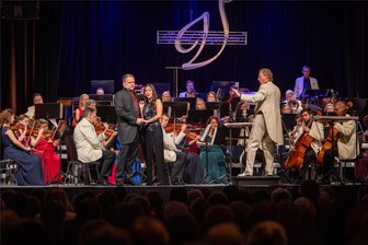 Applaus und Blumen für Stefan Fraas: Der Chef der Vogtland-Philharmonie dirigierte zum letzten Mal in Plauen bei der Gala der Operette - Heiteres aus der Welt der Operette gab es am Donnerstag in der Plauener Festhalle.