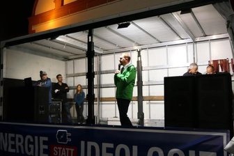 Applaus und Buhrufe für Sachsens Ministerpräsident Kretschmer bei Protest in Grimma - "Energie statt Ideologie", war das Motto einer Demonstration am Dienstagabend in Grimma, an der sich laut Polizei gut 1500 Menschen beteiligten.