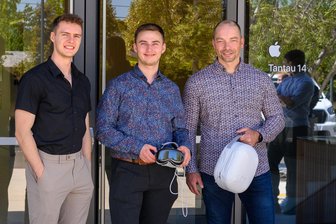 Apple ist begeistert: Dieses Projekt haben zwei Kirchberger mit einem Forschungsteam im Silicon Valley vorgestellt - Vor der Eingangstür zum Apple-Entwicklungszentrum in Cupertino (von links): die Kirchberger Michel Busse und Conrad Günther mit Projektleiter Ronny Grunert.