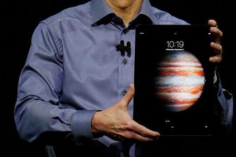 Apple stellt größeres iPad-Modell vor und startet Offensive im TV-Geschäft - Tim Cook mit dem neuen iPad Pro.